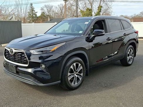 Used 2023 Toyota Highlander XLE image 3