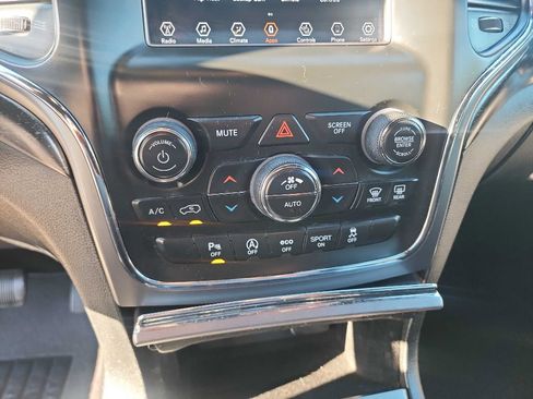 Used 2018 Jeep Grand Cherokee Laredo AWD/4WD image 24