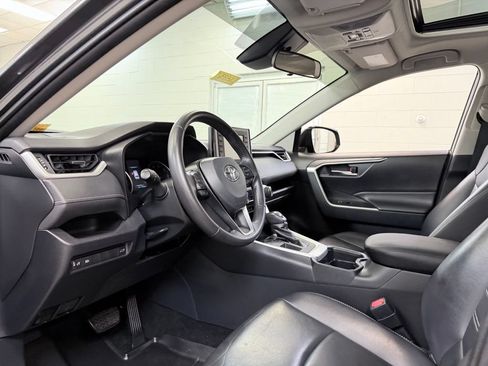 Used 2019 Toyota RAV4 XLE Premium FWD image 14