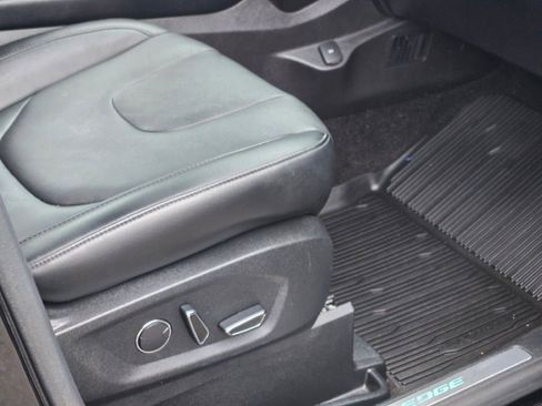 Used 2018 Ford Edge Titanium w/ Technology Package image 7