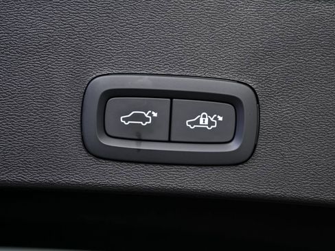 Certified 2025 Volvo XC40 B5 Plus image 29