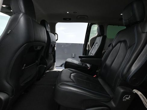 Used 2021 Chrysler Pacifica Touring-L image 38