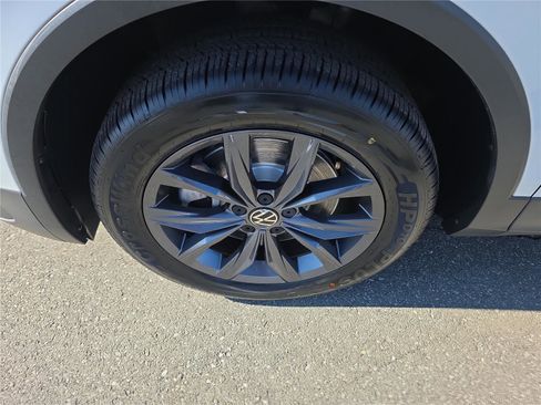 Used 2022 Volkswagen Tiguan SE image 10