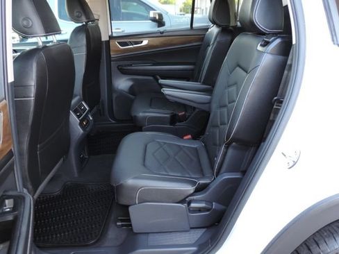 Used 2025 Volkswagen Atlas SE FWD image 20