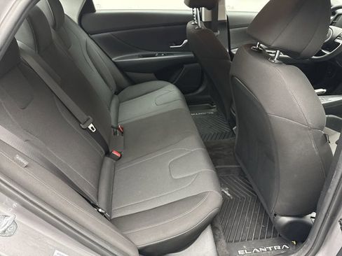 Used 2025 Hyundai Elantra SE image 17