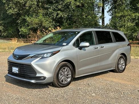 Used 2025 Toyota Sienna XLE w/ XLE Plus Package AWD/4WD image 4