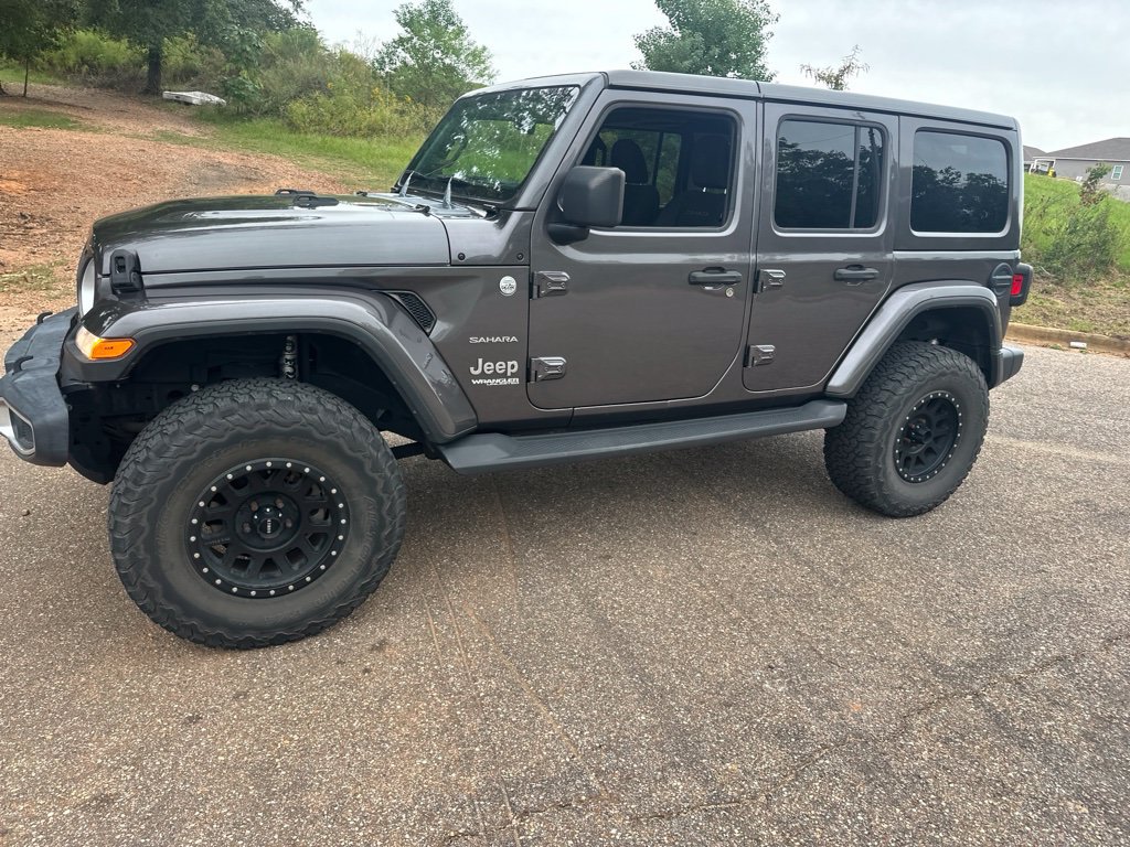 Used 2018 Jeep Wrangler Unlimited Sahara AWD/4WD image 2