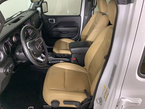 Used 2019 Jeep Wrangler Unlimited Sahara w/ Quick Order Package 24M Moab image 28