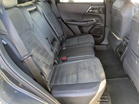 Used 2025 Mitsubishi Outlander SE image 39