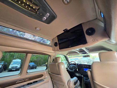 Used 2018 GMC Savana 2500 Extended w/ Enhanced Convenience Package image 32