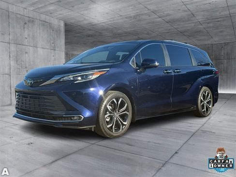 Used 2025 Toyota Sienna Platinum image 2
