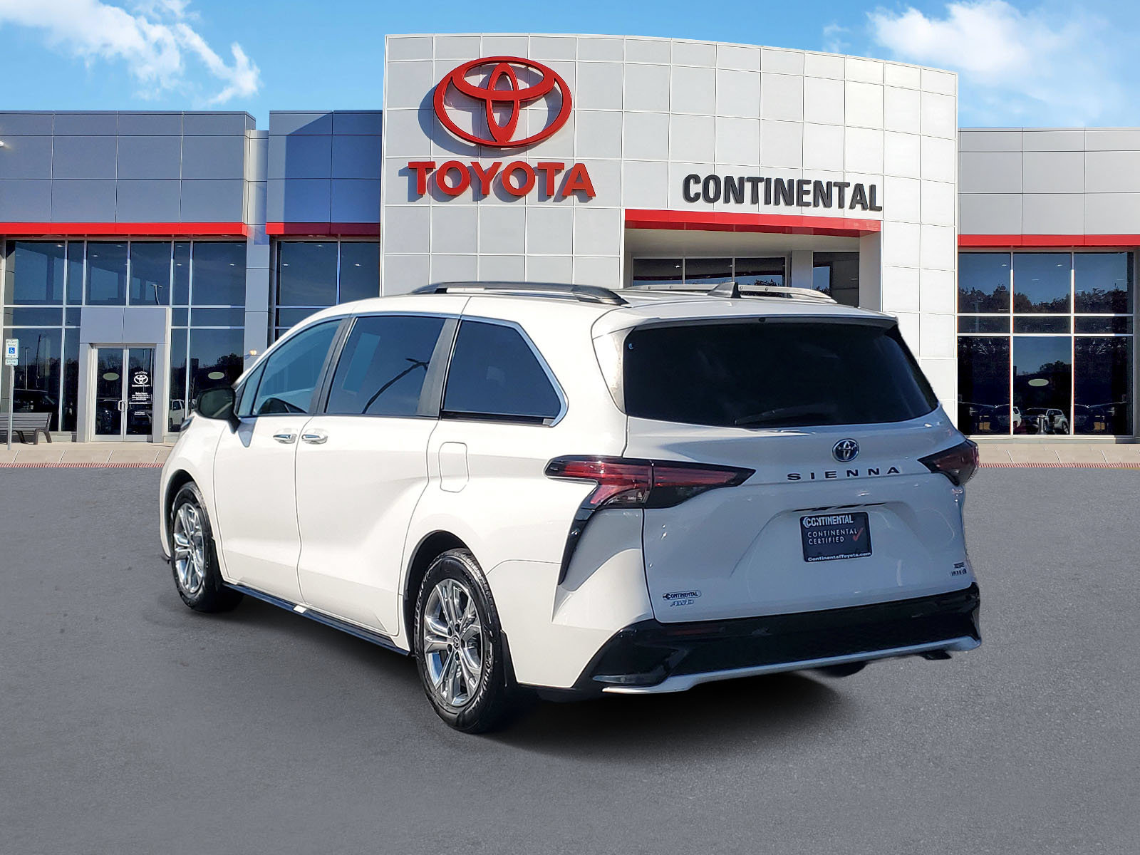 Used 2023 Toyota Sienna XSE AWD/4WD image 4