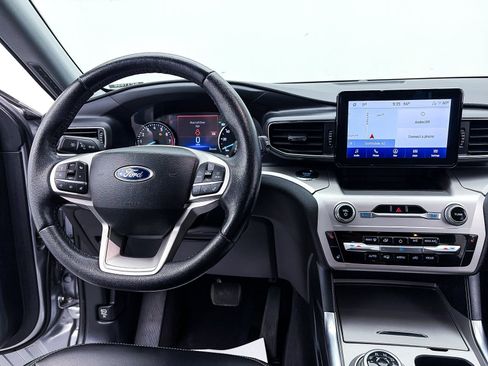 Used 2022 Ford Explorer XLT w/ Equipment Group 202A image 5