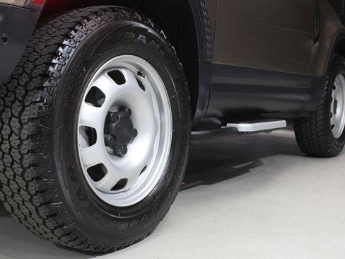 Used 2024 Land Rover Defender 90 S image 19