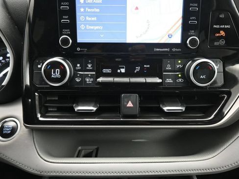 Used 2021 Toyota Highlander XLE AWD/4WD image 20