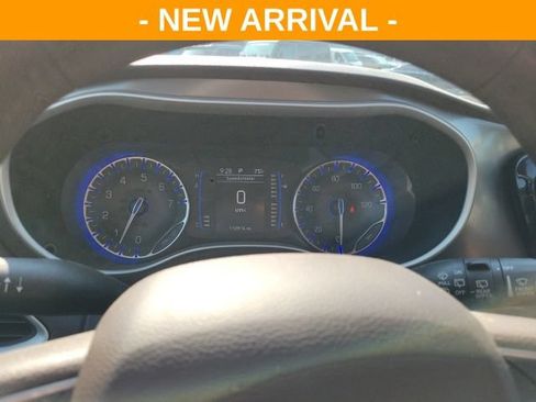 Used 2017 Chrysler Pacifica Touring FWD image 9