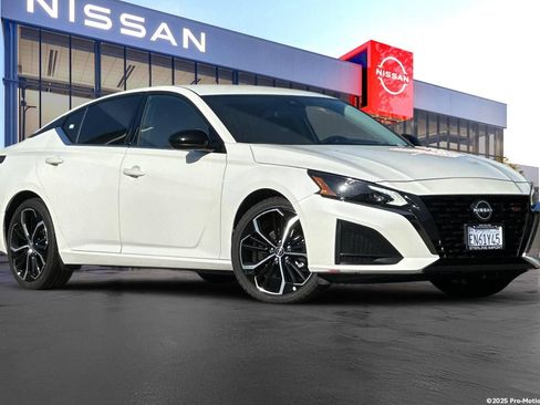 Used 2024 Nissan Altima 2.5 SR FWD image 2