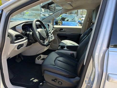 Used 2024 Chrysler Pacifica Touring-L FWD image 2