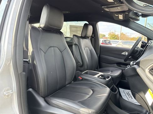 New 2026 Chrysler Pacifica Select image 28