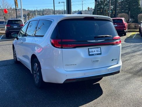 Used 2024 Chrysler Pacifica Select image 9