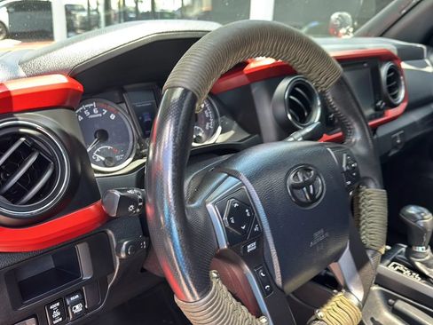 Used 2017 Toyota Tacoma TRD Off-Road w/ Premium & Technology Package AWD/4WD image 15