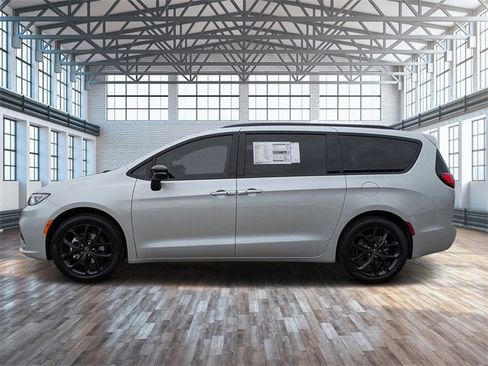 New 2026 Chrysler Pacifica Select w/ S Appearance Package image 7