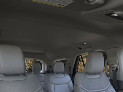 Used 2025 Ford Explorer Active w/ Active Comfort Package image 22