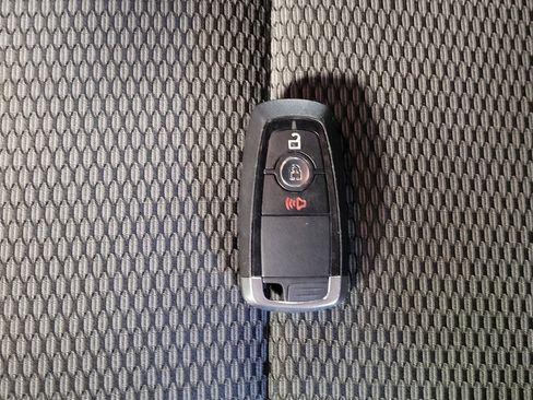 Used 2018 Ford Explorer XLT image 32