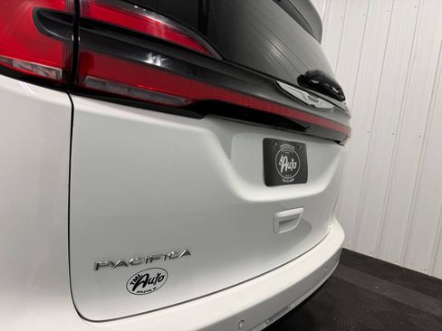 Used 2023 Chrysler Pacifica Touring-L FWD image 18