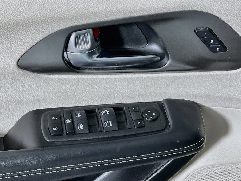 Used 2023 Chrysler Pacifica Touring-L FWD image 16