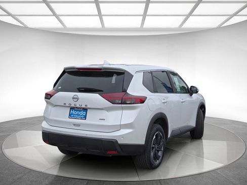 Used 2025 Nissan Rogue SV AWD/4WD image 3