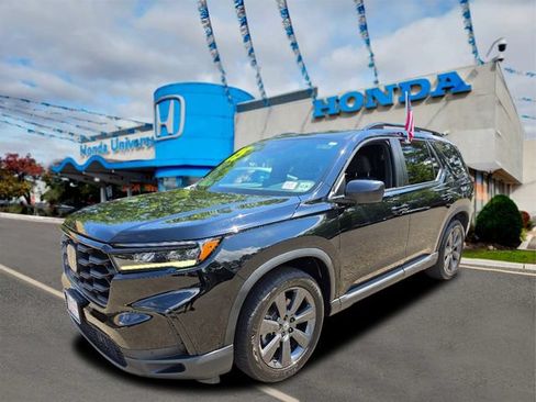 Used 2025 Honda Pilot Sport image 1