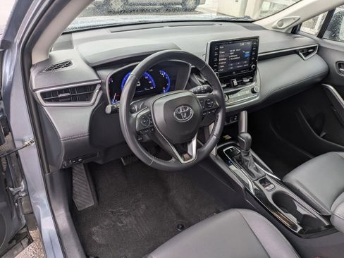 Used 2022 Toyota Corolla Cross XLE w/ Convenience Package AWD/4WD image 17