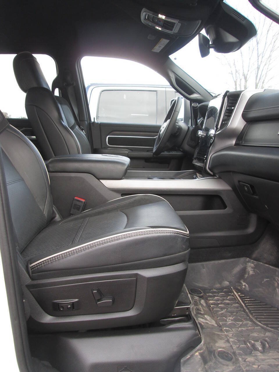 Used 2025 RAM 2500 Laramie AWD/4WD image 13