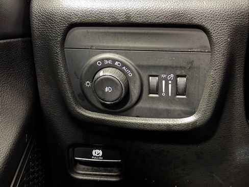 Used 2023 Jeep Grand Cherokee Limited image 11