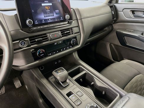 Used 2024 Nissan Pathfinder S image 25