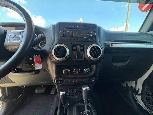 Used 2018 Jeep Wrangler Sahara w/ Connectivity Group AWD/4WD image 14