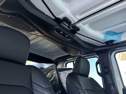 New 2025 Jeep Gladiator Sport image 16