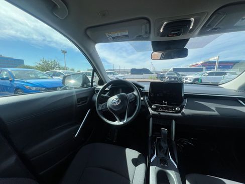 Used 2025 Toyota Corolla Cross LE image 34