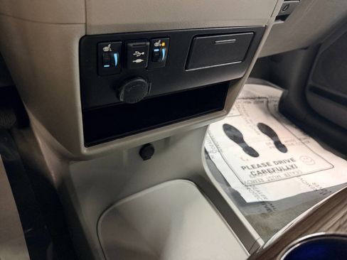 Used 2019 Toyota Sienna XLE w/ XLE Navigation Package image 39