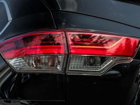 Used 2019 Toyota Highlander XLE AWD/4WD image 22