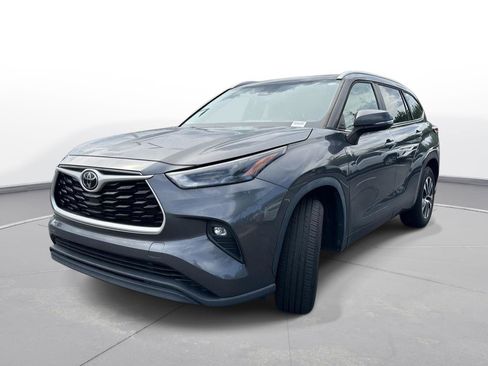 Used 2023 Toyota Highlander XLE FWD image 2