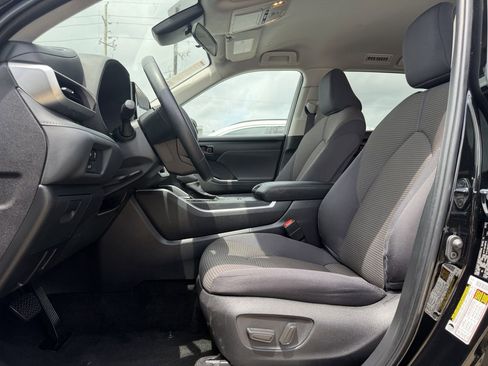 Used 2025 Toyota Highlander LE FWD image 27