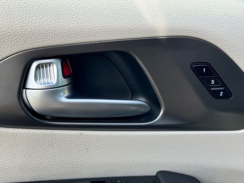 Used 2024 Chrysler Pacifica Touring-L image 21