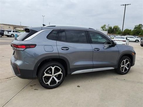 New 2025 Volkswagen Tiguan SE image 2