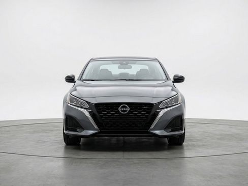 Used 2025 Nissan Altima 2.5 SV image 2