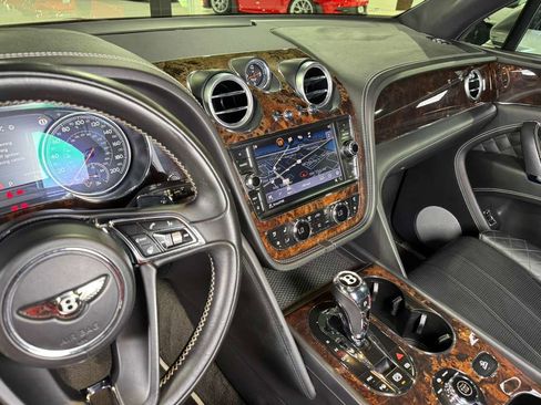 Used 2018 Bentley Bentayga image 34