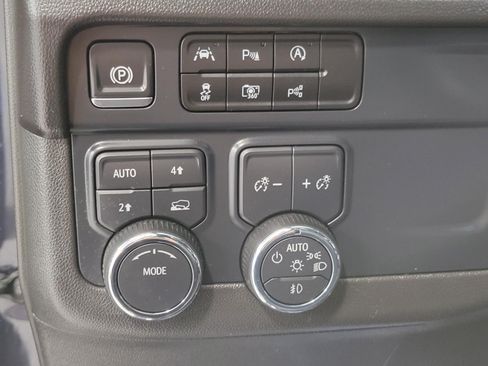 Used 2025 Chevrolet Suburban Premier AWD/4WD image 11