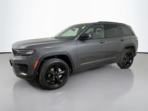 Used 2024 Jeep Grand Cherokee Altitude AWD/4WD image 8