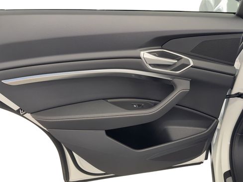 Used 2022 Audi e-tron Premium w/ Convenience Plus Package image 17